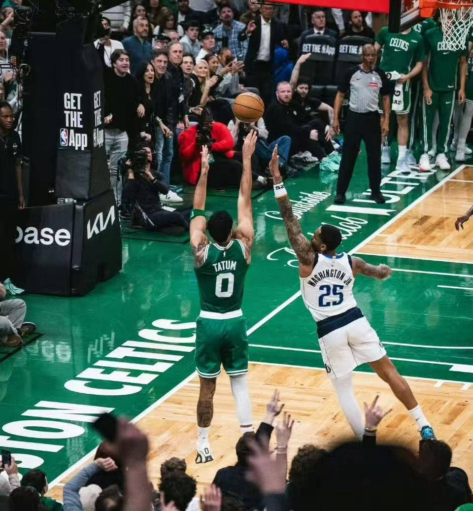 达拉斯独行侠远射贴柱备战中超波尔图集结日再遭质疑，塔图姆在掘金比赛中大胜瞬间刷屏的简单介绍